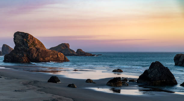 Captivating sunset over the Pacific Ocean on the Oregon Coast - 30 incredible things to see and do